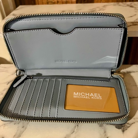 Large Michael Kors wallet - Picture 1 of 4